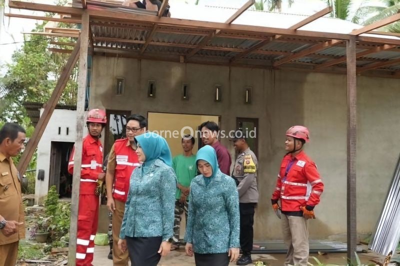 Suasana saat Tim TP-PKK Kalbar saat mengunjungi rumah yang yang rusak akibat puting beliung di Sungai Kakap. ANTARA/HO-Adpim Provinsi Kalbar