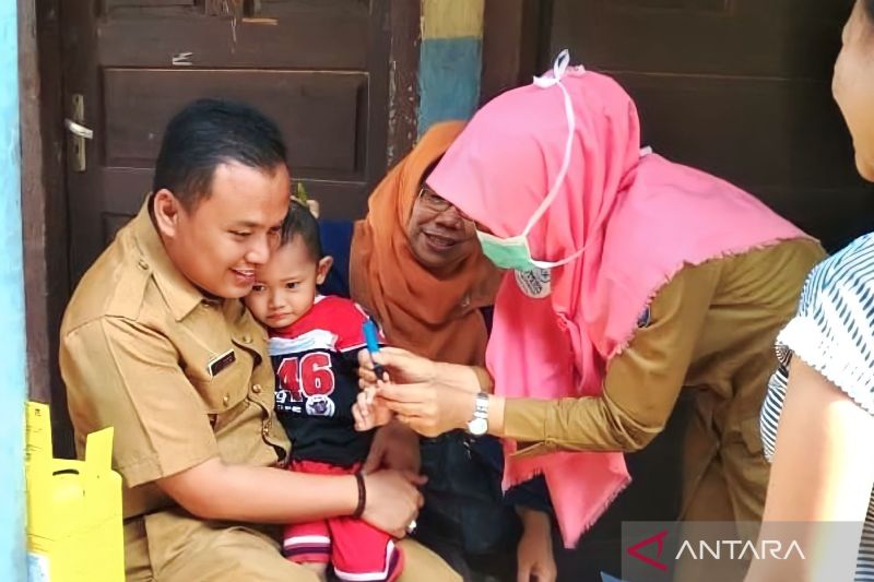 Seorang anak di Kabupaten OKU Sumsel saat diberi imunisasi polio dalam Pekan Imunisasi Nasional (PIN) Polio 2024, Selasa (13/8/2024). ANTARA/Edo Purmana.