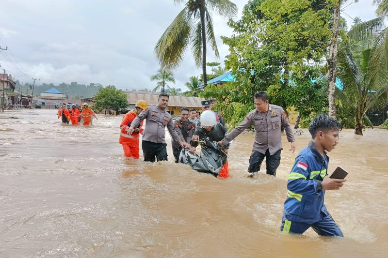 Personel Polres Halmahera Tengah bersama prajurit TNI melakukan tanggap cepat terhadap dampak banjir di Desa Lokulamo dan Desa trans Kobe, Selasa (13/8/2024). ANTARA/Abdul Fatah.