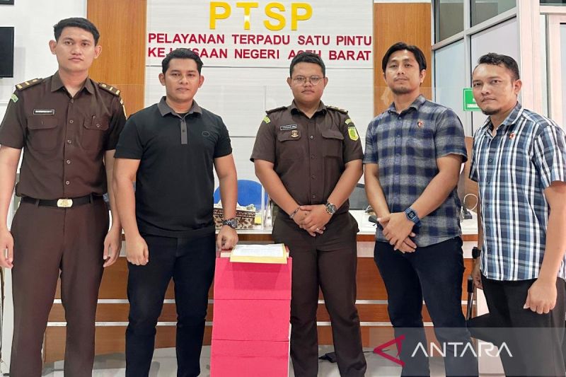 Penyidik Unit II Tindak Pidana Korupsi Satuan Reserse Kriminal Polres Aceh Barat, menyerahkan berkas penyidikan dugaan tindak pidana korupsi program pengelolaan kedelai bantuan pemerintah ke Kejaksaan Negeri Aceh Barat di Meulaboh, Selasa (13/8/2024). (ANTARA/HO-Dok Humas Polres Aceh Barat)