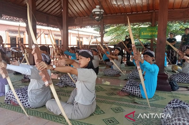 The Jemparingan Archery in Yogyakarta, as one of the three cultural objects that can be learnt in the 2024 Cultural Advancement Residency program. (ANTARA/Hery Sidik)