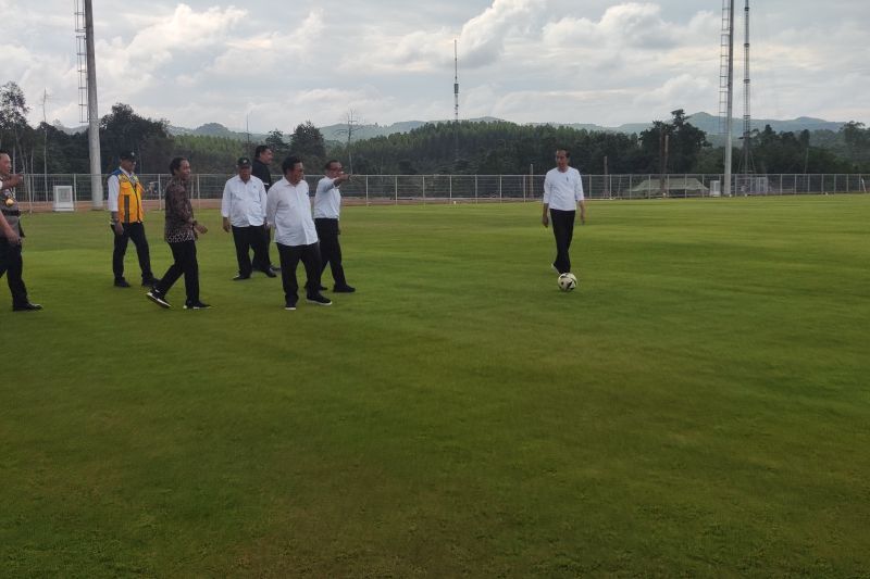 Presiden Jokowi Coba Tendangan Jarak Jauh di Lapangan IKN Kalimantan Timur