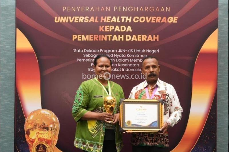 Pemerintah Supiori raih penghargaan UHC, 98 persen warga dapat jaminan kesehatan