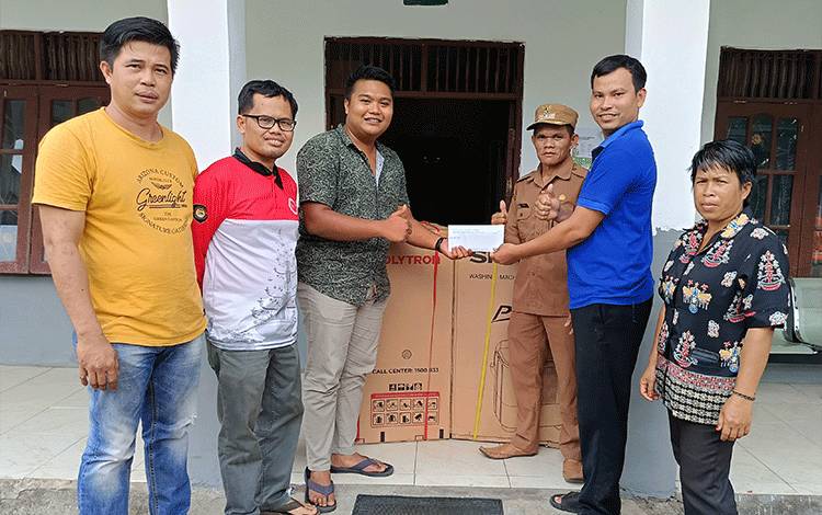 Ketua KNPI Bartim Berikan Bantuan untuk Penyelenggaraan Festival Nariuk 4