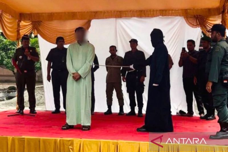 Kejaksaan Negeri Nagan Raya, Aceh, melaksanakan eksekusi hukuman cambuk terhadap seorang terpidana judi daring yang dipusatkan di halaman kejari setempat di Kompleks Perkantoran Suka Makmue, Selasa (13/8/2024). (ANTARA/HO)