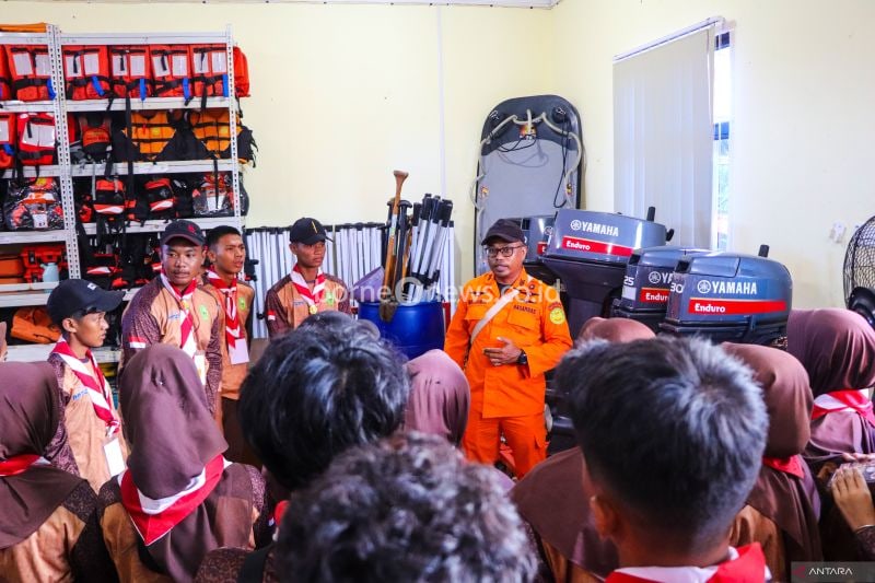 Instruktur KPP Natuna M Khamas Febri saat mengenalkan sarana dan prasarana milik kantornya kepada anak-anak Pramuka. (ANTARA/HO-KPP Natuna)