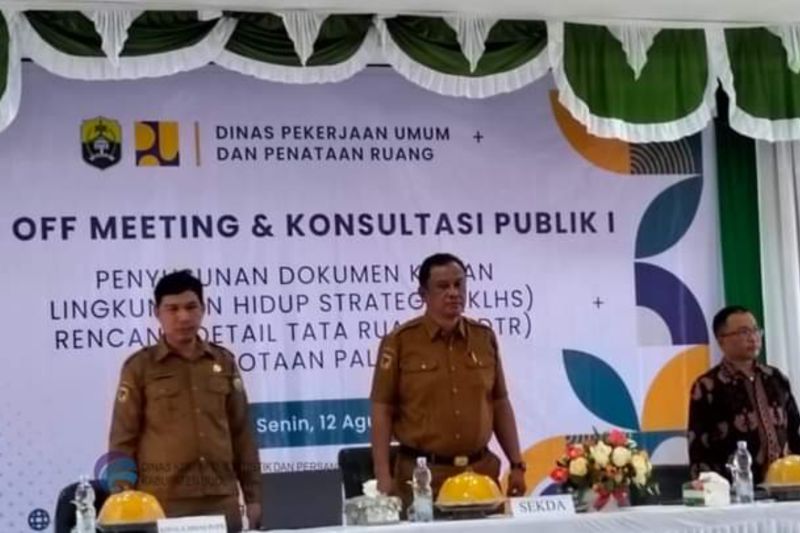 Sekretaris Daerah Kabupaten Buol Dadang (tengah) saat memimpin penyusunan Rencana Detail Tata Ruang (RDTR) untuk pengembangan kawasan perkotaan Kecamatan Paleleh.ANTARA/HO-DISKOMINFO BUOL