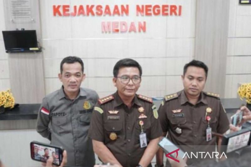 Kepala Kejaksaan Negeri Medan Muttaqin Harahap (tengah) didampingi Kasi Pidsus Mochammad Ali Rizza (kanan) dan Kasi Intelijen Dapot Dariarma. (ANTARA/Aris Rinaldi Nasution)