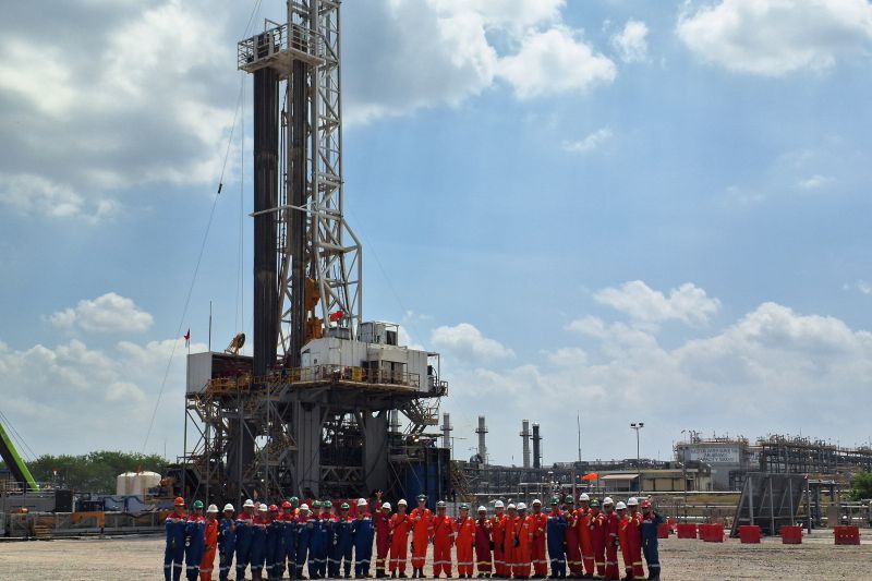 Menteri ESDM Arifin Tasrif, Kepala SKK Migas Dwi Soetjipto, dan Presiden ExxonMobil Indonesia Carole Gall beserta jajaran Kementerian ESDM dan ExxonMobil saat peresmian minyak perdana Banyu Urip Infill Classic (BUIC) di kawasan Blok Cepu, Kabupaten Bojonegoro, Jawa Timur, Jumat (9/8/2024). ANTARA/Muhammad Heriyanto