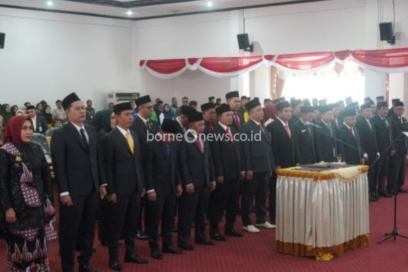 Puluhan anggota DPRD Kabupaten Hulu Sungai Selatan (HSS) Provinsi Kalimantan Selatan menjalani pelantikan dan sumpah jabatan di Kandangan, Kabupaten HSS, Selasa (13/8/2024). ANTARA/HO-Diskominfo HSS.