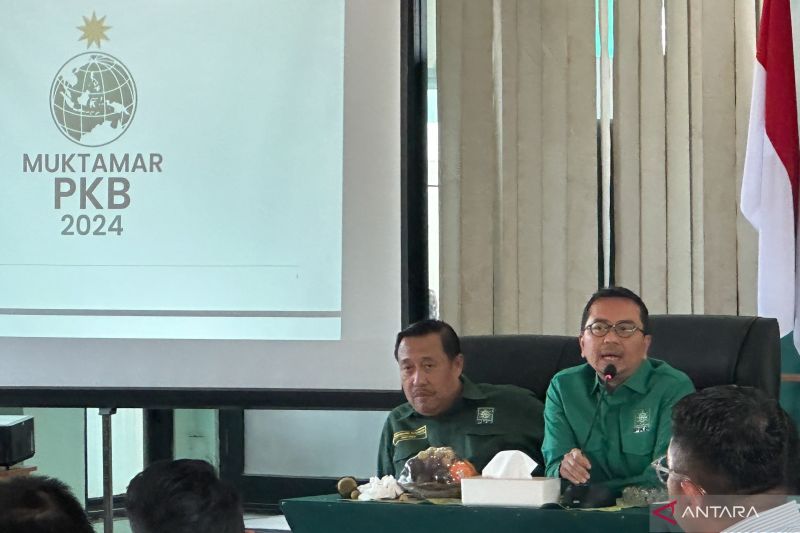 Wakil Sekretaris Jenderal PKB Syaiful Huda (kanan) saat menjelaskan makna logo Muktamar PKB 2024 di Kantor DPP PKB, Jakarta, Selasa (13/8/2024). (ANTARA/Rio Feisal)