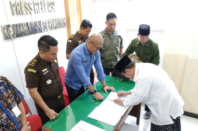 Kepala Kejaksaan Negeri Kudus Henriyadi W. Putro saat menerima penitipan uang dari PCNU Kudus di kantor Kejaksaan Negeri Kudus, Selasa (13/8/2024). (ANTARA/HO-Kejari Kudus.)