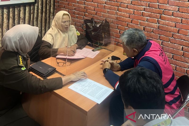 Kejati DKI Jakarta Serahkan 6 Tersangka Kasus Korupsi Dana Pensiun PTBA