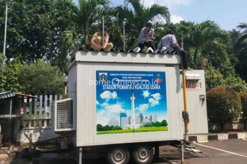 Petugas memasang SPKU portabel untuk memantau kualitas udara di Jakarta, Jumat (21/6/2024). ANTARA/HO-DLH DKI/aa.