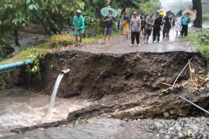 Banjir Putus Akses Jalan Menuju Wisata So'do dan Tamasapi Mamuju