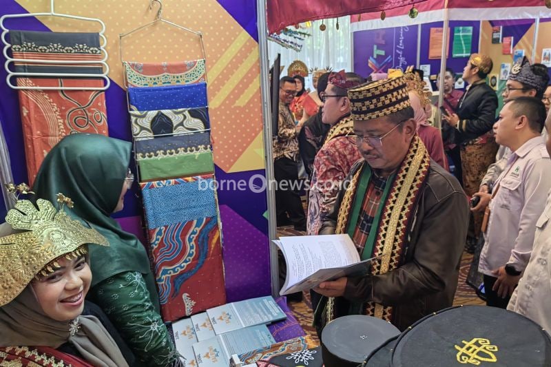 Kepala Balitbang Diklat Kemenag Amien Suyitno saat mengunjungi salah satu anjungan pameran di Conference and Expose On Training di Surabaya, Selasa (13/8/2024). ANTARA/Asep Firmansyah
