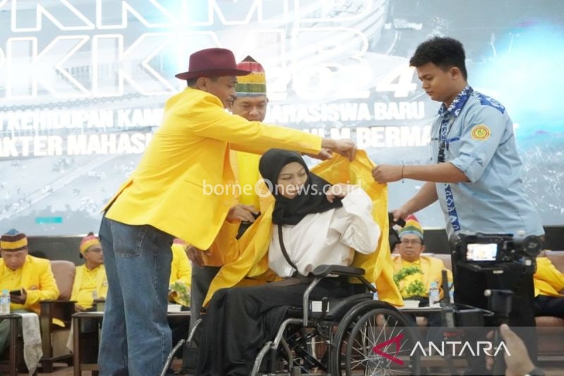 Rektor ULM Prof Ahmad Alim Bachri memasangkan jas almamater kepada mahasiswi baru berkebutuhan khusus saat pembukaan PKKMB di Auditorium ULM Banjarbaru, Kalimantan Selatan, Selasa (13/8/2024). (ANTARA/Firman)
