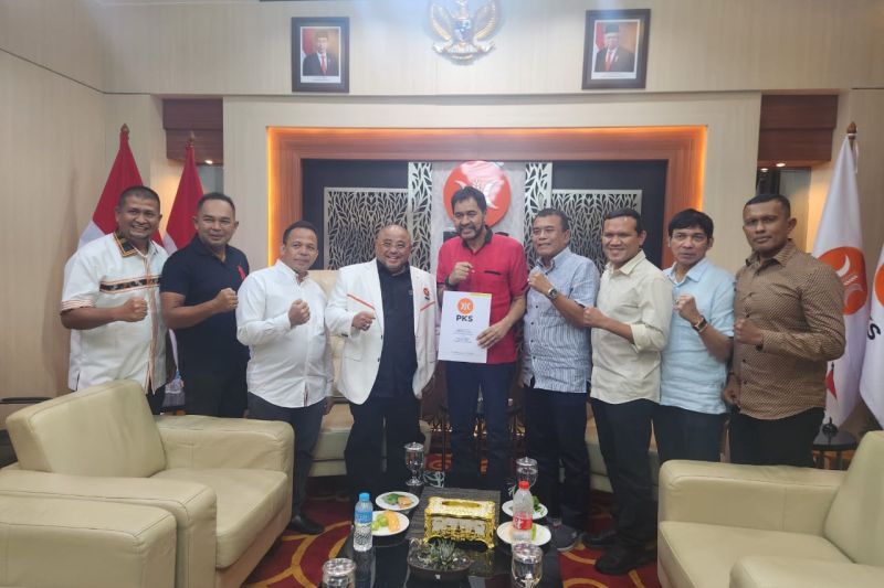 Ketua Partai Aceh Muzakir Manaf alias Mualem saat menerima surat dukungan dari DPP PKS, di Jakarta, Senin (12/8/2024) (ANTARA/HO/PKS Aceh)