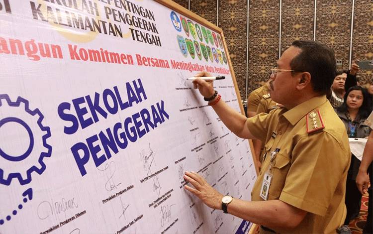Sekretaris Daerah (Sekda) Kalteng, Nuryakin saat menandatangani komitmen bersama terkait Sekolah Penggerak di Palangka Raya, Selasa, 13 Agustus 2024. (FOTO:ASEP)