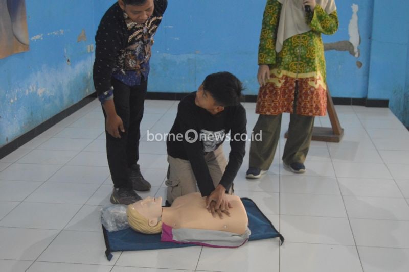 Seorang warga mencoba teknik CPR pada manekin dalam acara edukasi mengenai pertolongan pertama pada luka fisik dan psikis yang diadakan Universitas Indonesia di Desa Ciherang, Kabupaten Cianjur, Jawa Barat. ANTARA/HO - Universitas Indonesia