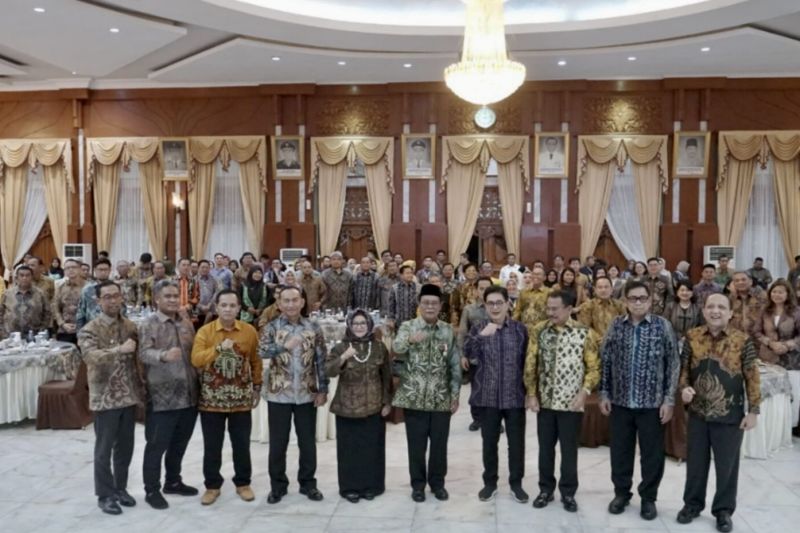 Gubernur Kalsel Sahbirin Noor (kelima kanan) saat menjamu kedatangan Ketua Umum Kadin Pusat dan Delegasi ASEAN di Gedung Mahligai Pancasila, Banjarmasin, Kalimantan Selatan, Senin (12/8/2024). (ANTARA/HO-Pemprov Kalsel)