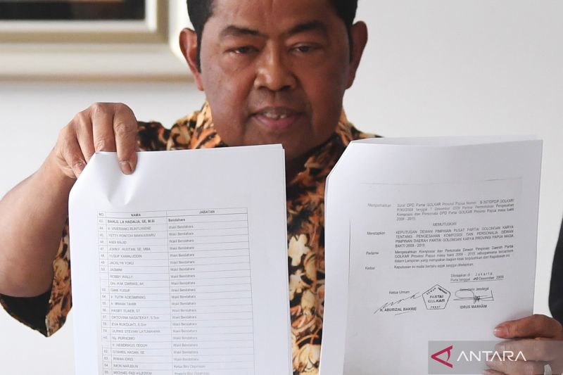 Ketua Dewan Pembina Bapilu Partai Golkar Idrus Marham menunjukkan SK pengesahan pengurus DPD Partai Golkar Papua 2009-2015 saat konferensi pers terkait suksesi kepemimpinan usai mundurnya Airlangga Hartarto sebegai ketua umum di Jakarta, Selasa (13/8/2024). Idrus mengklaim kader Golkar Bahlil Lahadalia telah memenuhi syarat sebagai calon Ketua Umum Partai Golkar karena sebelumnya pernah menjabat sebagai Bendahara DPD I Partai Golkar Papua. ANTARA FOTO/Akbar Nugroho Gumay/aww.