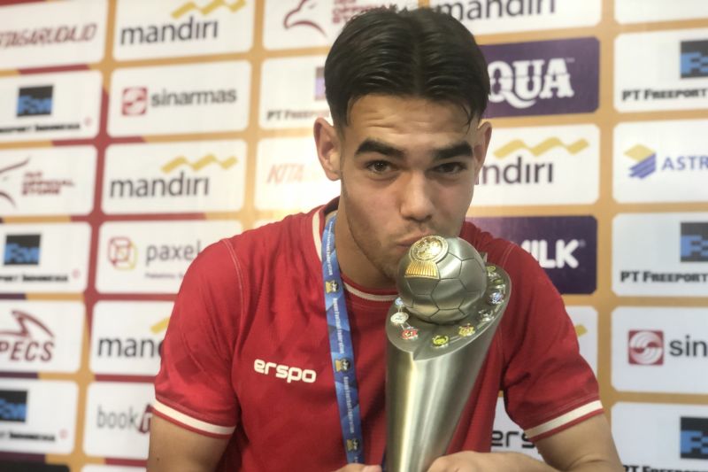 Striker Timnas Indonesia U-19 Jens Raven berpose pada sesi jumpa pers setelah ia membawa Indonesia mengalahkan Thailand U-19 pada laga final dengan skor 1-0 dan menjuarai Piala AFF U-19 atau ASEAN U-19 Boys Championsip 2024 di Stadion Gelora Bung Tomo, Surabaya, Senin (29/7/2024). (ANTARA/Zaro Ezza Syachniar)