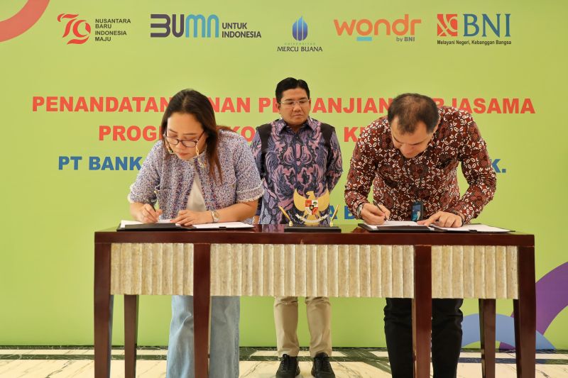 Ketua Yayasan Menara Bhakti Nurani Pujiastuti (kiri) dan Pemimpin Divisi Institutional Banking 2 BNI Efrizal (kanan) menandatangani perjanjian kerjasama peningkatan ekosistem keuangan kampus Universitas Mercu Buana di Gedung Grha BNI, Jakarta, Selasa (13/8/2024). ANTARA/HO-BNI.