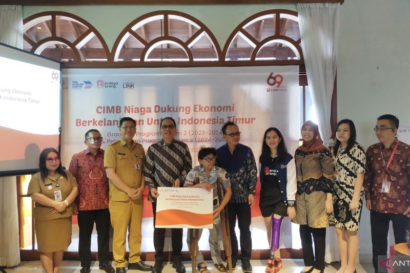 Foto bersama Founder Berdaya Bareng Nicky Clara, Head or Regional Timur & Bali Nusra Region CIMB Niaga Ahmad S Ilham, Wawali Kota Manado Richard Sualang bersama Development Head CIMB Niaga Astrid Candrasari, Founder Berdaya Bareng Nicky Clara, Peserta UMKM Program Commlink Jadiberkelanjutan CIMB Niaga Boyke Agusani Onsent, di Manado, Selasa (13/8/2024). ANTARA/Nancy L Tigauw.