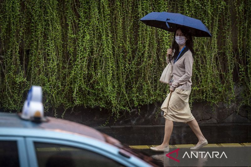 Ilustrasi - Seorang warga menggunakan payung saat turun hujan di kawasan Bundaran HI, Jakarta. ANTARA FOTO/Erlangga Bregas Prakoso/foc/am.