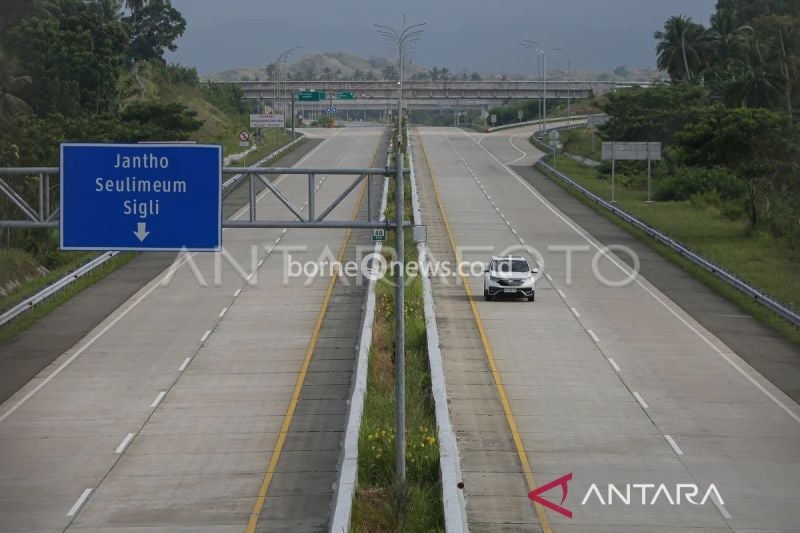 Arsip - Kendaraan melintas di jalan tol Trans Sumatera ruas Sigli-Banda Aceh (Sibanceh), Aceh Besar, Aceh, Jumat (5/4/2024). ANTARA FOTO/Khalis Surry