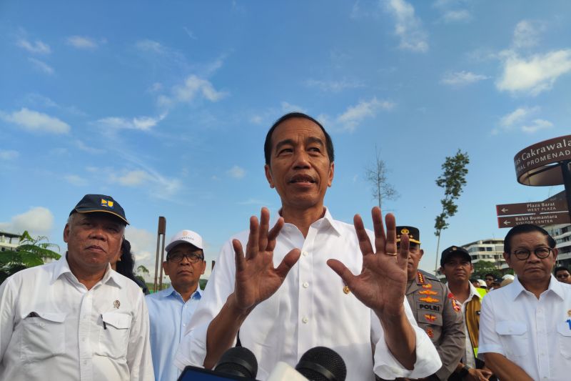 Presiden RI Joko Widodo memberikan keterangan usai meresmikan Plaza Seremoni Sumbu Kebangsaan di IKN, Kalimantan Timur, Rabu (14/8/2024). ANTARA/Mentari Dwi Gayati
