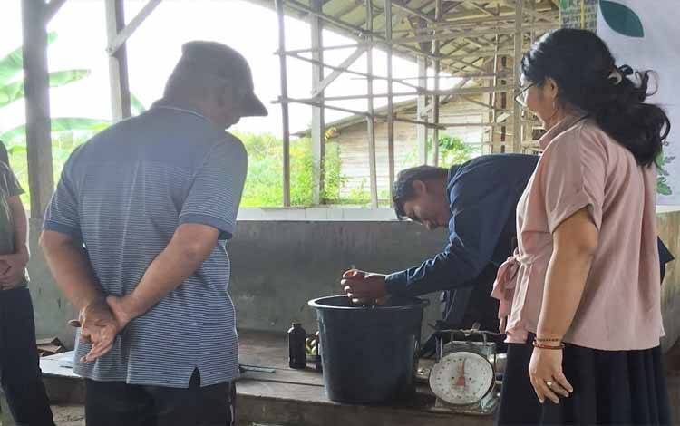 Dosen Fakultas Pertanian UPR Sosialisasikan Pembuatan Eco Enzyme pada Petani Kebun Buah Oibama Rakumpit