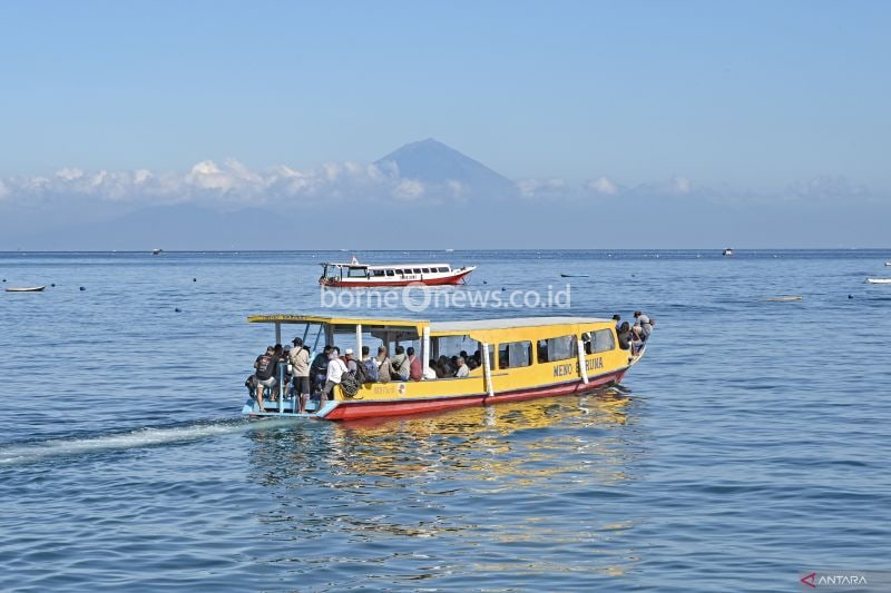 Sejumlah wisatawan menaiki kapal cepat menuju Gili Trawangan di pelabuhan Bangsal, Kecamatan Pemenang, Tanjung, Lombok Utara, NTB, Sabtu (13/7/2024). ANTARA FOTO/Ahmad Subaidi/wpa. (ANTARA FOTO/AHMAD SUBAIDI)