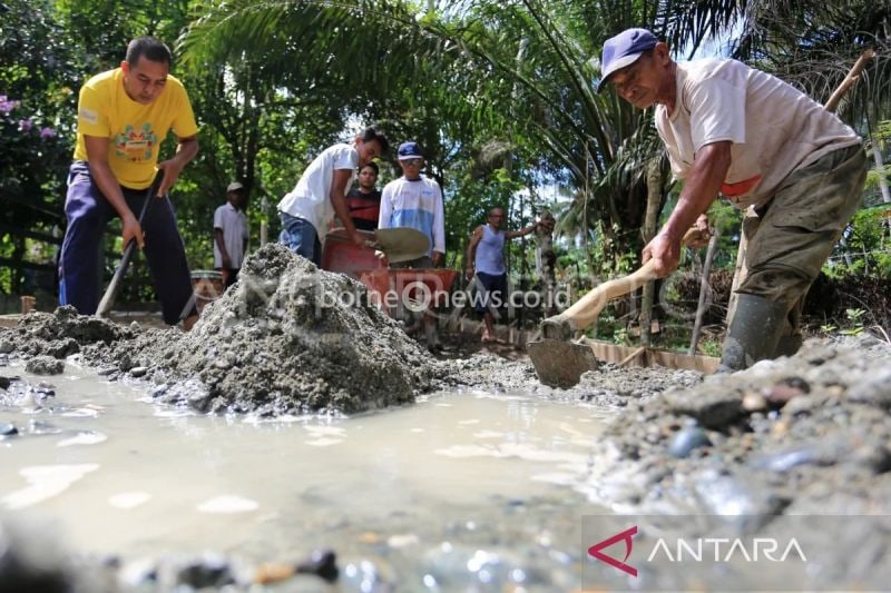 Ilustrasi - Sejumlah warga menyelesaikan pembuatan tembok pelindung batas badan jalan dari anggaran dana desa di Desa Alue Raya, Kecamatan Samatiga, Aceh Barat, Aceh, Minggu (7/8/2022). (ANTARA FOTO/Syifa Yulinnas)