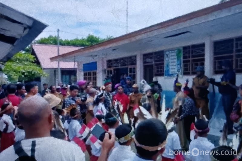 Aktivitas siswa SD Negeri kecil di pulau Mapia Kabupaten Supiori saat menyambut kunjungan Mensos Tri Rismaharini melakukan ekspedisi Kebangsaan 2023 di pulau Mapia.ANTARA/Dokumentasi pribadi