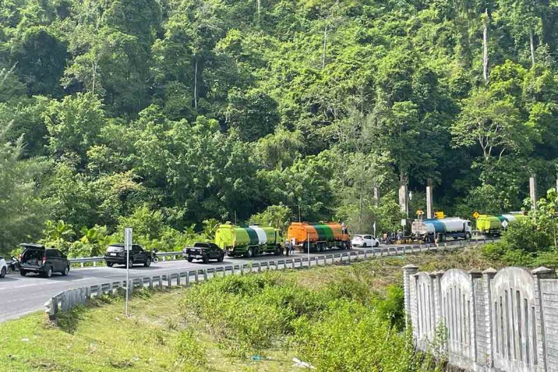 Barisan kendaraan yang terhenti di jalur kaki Gunung Geureute, di perbatasan Kabupaten Aceh Besar dan Aceh Jaya, menyusul adanya tumpahan minyak sawit mentah, Rabu (14/8/2024). ANTARA/HO-Ditlantas Polda Aceh