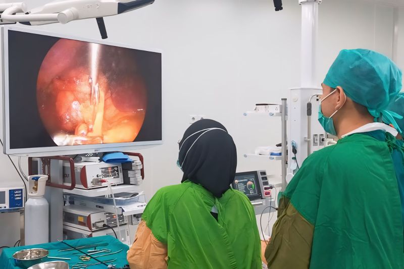 RSUD Raja Ahmad Tabib (RAT) Provinsi Kepri sukses melaksanakan operasi laparoskopi kista ginjal perdana, Kamis (13/6/2024). (ANTARA/HO-Humas Pemprov Kepri)