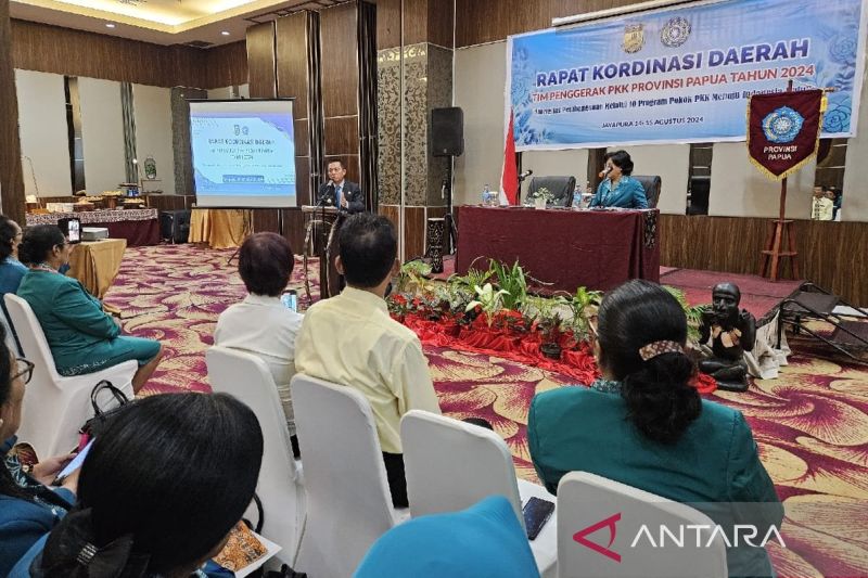 Penjabat Gubernur Papua Ramses Limbong saat memberikan arahan kepada kader PKK di sela-sela kegiatan, di Jayapura Papua Rabu (14/8/2024). ANTARA/Qadri Pratiwi.
