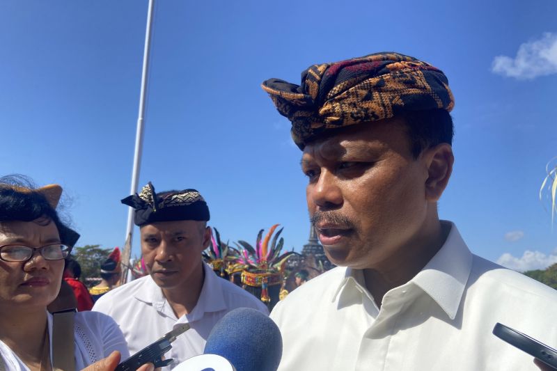 Sekretaris Daerah (Sekda) Bali Dewa Made Indra diwawancara soal peringatan Presiden Jokowi terkait pengembangan transportasi kereta di Denpasar, Rabu (14/8/2024). ANTARA/Ni Putu Putri Muliantari