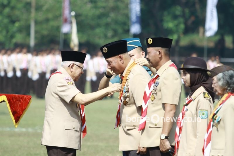 Ketua Kwarda Pramuka Jawa Timur HM Arum Sabil menerima penghargaan Lencana Melati dari Wakil Presiden Republik Indonesia Ma'ruf Amin di Buperta Cibubur, Rabu (14/8/2024). (ANTARA/HO-Kwarda Pramuka Jatim)