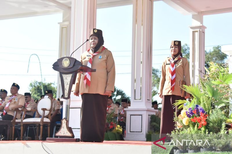 Ketua Kwarcab Gerakan Pramuka Situbondo Nyai Khoirani saat memimpin Upacara Hari Pramuka ke-63 tahun 2024 di Alun-ALun Situbondo, Jatim. Rabu (14/8/2024) (ANTARA/Novi Husdinariyanto).