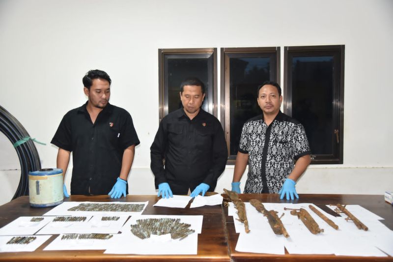 Polres Morowali Utara menunjukkan barang bukti berapa senjata api laras panjang dan ratusan amunisi peluru. (ANTARA/HO-Humas Polres Morowali Utara)