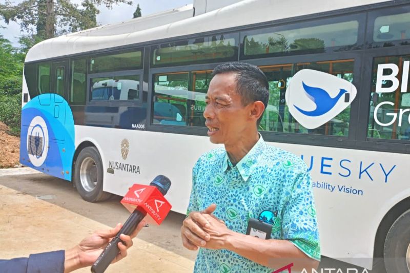 Koordinator lapangan bus listrik Bigbird Taufik Hidayat di IKN, Kalimantan Timur, Rabu (14/8/2024). ANTARA/Rangga Pandu Asmara Jingga