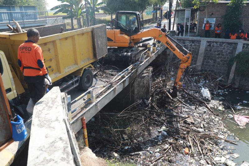Pencegahan Banjir di Madiun, BPBD Rutin Bersihkan Sungai