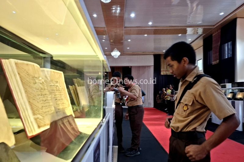 Seorang siswa menengah atas di Lampung tengah menyaksikan koleksi naskah kuno asal Bengkulu dalam Pameran Filologika se-Sumatera. Bandarlampung, Rabu (14/8/2024). ANTARA/Ruth Intan Sozometa Kanafi.
