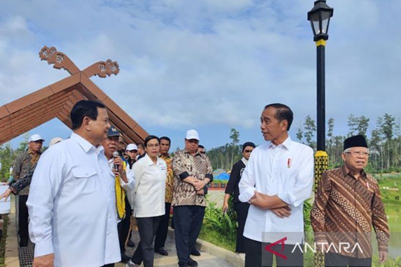 File - President-elect Prabowo Subianto (left) accompanies President Joko Widodo during a visit to Nusantara, East Kalimantan, on August 12, 2024. (ANTARA/Mentari Dwi Gayati/pri)
