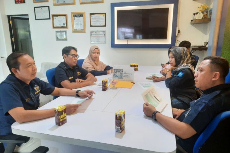 Kantor Pelayanan Perbendaharaan Negara (KPPN) Tanjung Kabupaten Tabalong Sigid Mulyadi (kiri) bersama jajaran berdiskusi terkait implementasi transaksi non tunai bagi satuan kerja pemerintah daerah di Tanjung, Kalimantan Selatan, beberapa waktu lalu. (ANTARA/HO-KPPN Tanjung)