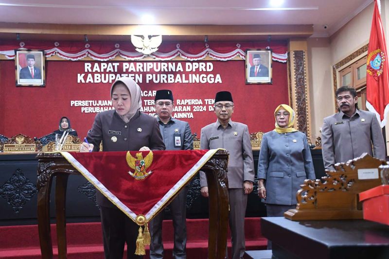 Bupati Purbalingga Dyah Hayuning Pratiwi dan pimpinan DPRD Kabupaten Purbalingga menandatangani persetujuan bersama Raperda Perubahan APBD Tahun Anggaran 2024 dan tiga raperda lainnya menjadi perda di Ruang Rapat DPRD Kabupaten Purbalingga, Jawa Tengah, Rabu (14/8/2024). ANTARA/HO-Pemkab Purbalingga