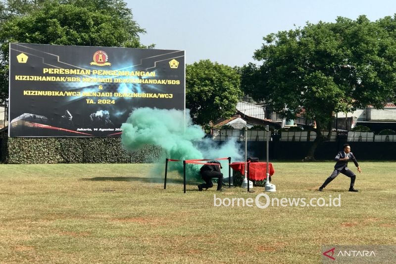 Jajaran prajurit dari Detasemen Zeni Penjinakan Bahan Peledak/Sura Dharma Santika dan Detasemen Zeni Nuklir, Biologi dan Kimia/Waspada Chigra Jaya unjuk kemampuan penanganan ancaman bahan peledak, biologi, dan kimia yang diskenariokan terjadi saat HUT RI di IKN dalam rangkaian upacara peresmian dua detasemen itu di Jakarta, Rabu (14/8/2024). ANTARA/Genta Tenri Mawangi.